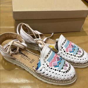 CHIAPAS Women's Embroidered Floral Leather Huarache Sandals Size US 7 In White